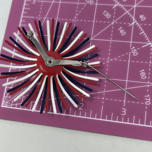 VINTAGE DEMI PARURE RED WHITE & BLUE STARBURST ENAMEL BROOCH CLIP ON EARRINGS - Picture 9 of 13